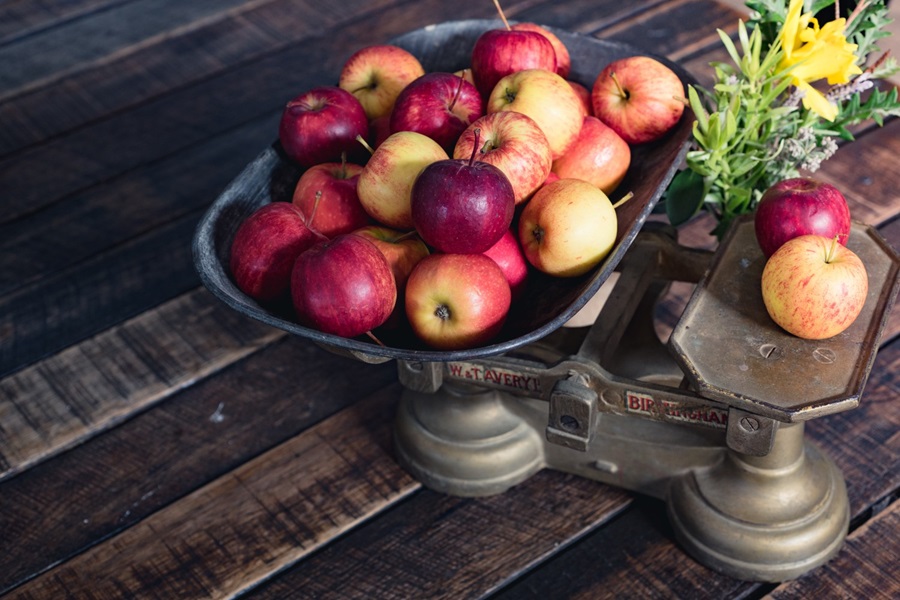 balancing apples