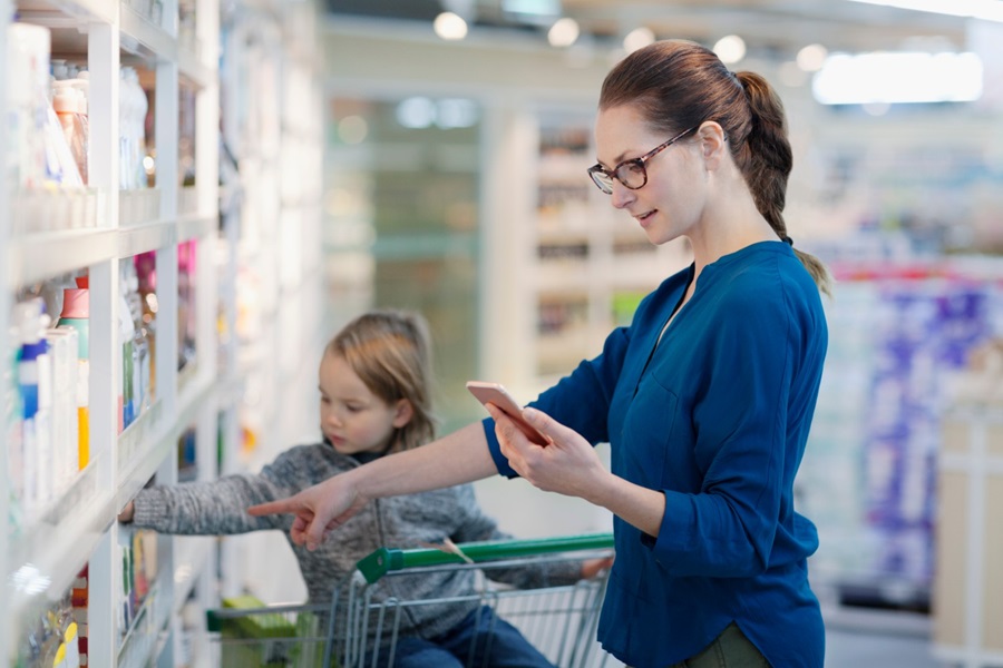 Lady shopping with phone