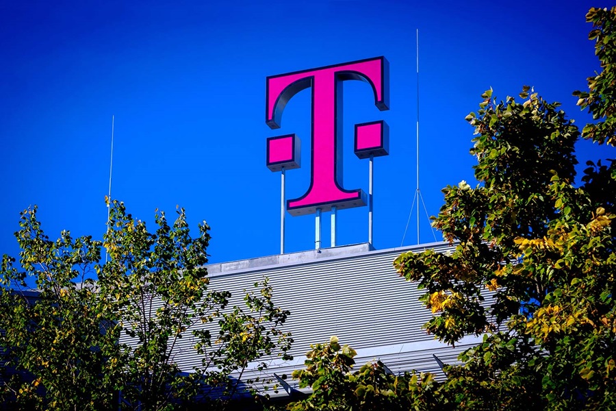 Telekom Logo, Konzernzentrale in Bonn -Foto: Norbert Ittermann